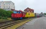 Die  Aurich  der Borkumer Kleinbahn bringt am 30.06.2021 einen Leerzug vom Kleinbahnhof zum Depot
