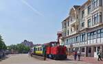 Die Lok  Berlin  am Ende eines Zuges im Borkumer Kleinbahnhof (28.06.2021)