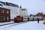 Zugbetrieb bei verschneiten Straßen auf Borkum kommt nicht so häufig vor. Insofern musste ich die Ausfahrt des Zuges zum Hafen mit Lok Hannover am 30.1.2026 unbedingt im Bild fest halten.