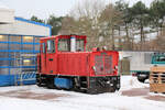Im verschneiten Umfeld steht hier am 30.01.2026 Lok Berlin der Borkumer Kleinbahn vor der Werkstatt im Freien.