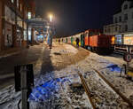 Lok Hannover steht am 30.1.2026 um 18.06 Uhr abfahrbereit zum Hafen im Bahnhof Borkum.
Im Schnee spiegelt sich das blaue Signallicht wieder!