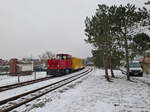 LOK Aurich der Borkumer Kleinbahn kommt hier am 31.1.2026 um 11.03 Uhr mit einem Personenzug vom Hafen auf Borkum zurück. Borkumer Kleinbahn Motive mit Schnee sind meines Wissens eine Besonderheit!