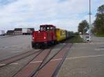 05.10.04 Borkumer Kleinbahn: der Mittagszug erreicht den Fhrhafen
