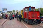 Groer Andrang herrscht auf dem Bahnhof Borkum. Rechts Lok AURICH (29. Mai 2010)