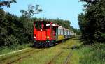 Im Gegensatz zu anderen Inselbahnen ist die Borkumer Kleinbahn zweigleisig angelegt, hier ein Zug mit Lok  Berlin  (Schöma 1993/5342) im Frühjahr 2007