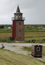 Vorbei am 1929 errichteten Leuchtturm von Dagebüll macht sich eine Lore der Halligbahn nach Oland und Langeneß am 05.07.2019 auf den Weg in Richtung Wattenmeer. Der Turm wurde 1988 stillgelegt und ist zu einem Mini-Hotel (2 Personen) umgebaut worden.