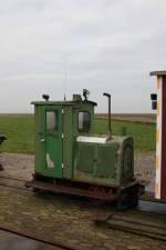 Die dem LKN-Sh gehörende Schöma 3105 (Typ CDL 10, Baufahr 1968) steht am 17.11.2014 im Halligbahnhof auf Nordstrandischmoor.