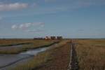 Ein voll besetzter Lorenzug durchfährt das Vorland der Hallig Nordstrandischmoor in Richtung Festland am 23.09.2012