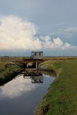 Halligbahn Lüttmoorsiel - Nordstrandischmoor: Lore 1 + Wagen, auf der Fahrt zum Festland, auf der Brücke unterhalb der Neuwarft am 17.09.2017