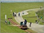 Halligbahn Lüttmoorsiel - Nordstrandischmoor. 600mm Spurweite und 3,6km lang. Die Lorenbahn zur Hallig Nordstrandischmoor erreicht in Kürze die Endstation Lüttmoorsiel hinter dem Hochwasserdeich. (19.05.2019)