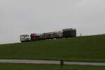 Der Leerzug fährt nach dem Umladen zum Bh des LKN-SH und wird die Schafskisten dort abstellen, hier beim Befahren der Spitzkehre auf dem Deich am Lüttmoorsiel.
