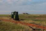 Am 20.11.2014 fährt Schöma 3104 auf Hallig Nordstrandischmoor zum Festland, im Vordergrund die Einfahrweiche zum Halligbahnhof und im Hintergrund die Neuwarft.