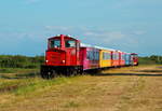 Am 04.06.2017 haben die Loks 5 und 1 der Langeooger Inselbahn mit ihrem Zug den Ortsbahnhof bald erreicht