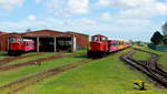 Die Loks 5 und 1 der Langeooger Inselbahn fahren am 31.05.2017 mit ihrem Zug in den Ortsbahnhof ein, links ist die zweite Zuggarnitur mit den Loks 4 und 2 zu sehen