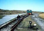 Inselbahn Spiekeroog__April 1984. Auf der Strecke. Eine Weiche wird markiert für die spätere Wiederinbetriebnahme andernorts.