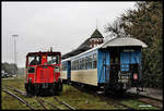 Nach Ankunft mit dem Personenzug am 30.09.2017 im Bahnhof Wangerooge hat Lok 399108 abgespannt und fährt hinter dem Zug her zur anderen Seite, um dort wieder in Richtung Hafen Wangerooge