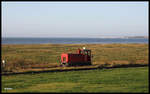 Diesel Lok DB 399105 kommt hier solo vom Hafen Wangerooge und befindet sich kurz vor dem Deich Tor.