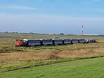 Schöma Lok 399108 kommt hier am 1.10.2017 mit einem Personenzug vom Hafen Wangerooge und wird in Kürze das Deich Tor erreichen.