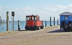 399 107-2 der Wangerooger Inselbahn setzt am 19.06.2018 am Anleger um