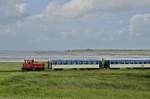 Seitenansicht der 399 107-2, die mit ihrem Zug am 22.06.2018 entlang des Wattenmeeres nach Wangerooge Ort unterwegs ist.