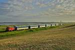 Am 20.06.2018 bringt 399 108-0 den letzten Zug des Tages nach Wangerooge Ort