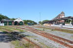Die Gleisanlagen des Bahnhofs und Betriebswerkes in Wangerooge. Fotografiert vom Bahnübergang aus. 03.06.2022 um 09:57 Uhr. 