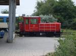 Seitenansicht von SCHMA 399 107-2, die am 03.08.2010 hinter dem Wangerooger Bahnhof steht.