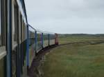 Ein Blick aus dem letzten Wagen auf die wangerooger Inselbahn.