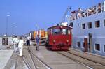 329 503 hat am Anleger die Wagen neben dem Schiff zum Laden positioniert und wartet darauf, da der Zug wieder zur Rckfahrt zusammengestellt werden mssen, 20.05.1989.