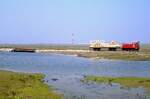 329 502 ist mit einem Spezialtransport unterwegs in Richtung Wangerooge Stadt, 20.05.1989.