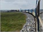 - Entschleunigt - Die Gleise der Wangerooger Inselbahn verlaufen, seit einer zwischen 1995 und 2005 an der Stammstrecke durchgefhrten Streckensanierung, auf einem Schotterbett, whrend auf den