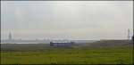 Ein typisches Panorama für die Wangerooger Inselbahn; links der als Landschulheim genutzte Westturm und rechts der moderne Leuchtturm, der einzige der auf Wangerooge noch in Betrieb ist.