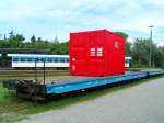 Ein DB-Container am Wagen 63025 ist bereit fr den Abtransport Richtung Fhre (06-09-02)