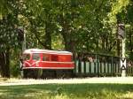 EA 01 der Parkeisenbahn Dresden. Nach Abfahrt vom Hp Strassburger Platz in Richtung Zoo am 29.04.2007.