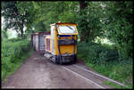 Torfbahnzug mit Schoema 002 des Torfwerk Große Holthaus ist hier am 31.5.2017 in Lohne auf dem Weg zum Endpunkt am Sommerweg 23.