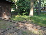Im rechten Winkel führt dieses Gleis um die Ecke am Lokschuppen bei der Moorbahn in Bad Sülze.Aufnahme am 15.Juli 2018