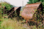 30.09.2000 Am heute völlig neu gestalteten Haltepunkt Ebensfeld in Oberfranken, dem Ausgangspunkt der Schnellfahrstrecke nach Erfurt, standen vor 19 Jahren diese Relikte einer  Feldbahn. Sie hatte seit den 30er Jahren des vorigen Jahrhunderts Kies aus den am Main gelegenen Gruben zur Aufbereitung ins Werk und zur Bahnverladung befördert.