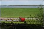 Mit der Feldbahn am Deich entlang.
Am 04.05.2008 boten die  Eisenbahnfreunde Grauerort e.V.  Fahrten rund um die ehmalige Festung  Grauerort  an.
Beim Blick von der Festung , die an diesem Tag ihre Tore ffnete, bot sich der Blick auf die Feldbahn mit der Elbe im Hintergrund an.