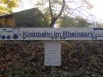 Ein Schild im Rheinpark in Köln von der Kleinbahn im Rheinpark.