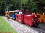 Ferienlandeisenbahn Crispendorf: Lok EA44-01 mit dem Maskottchen der Dresdner Parkeisenbahn  Parkolino  im Bf.