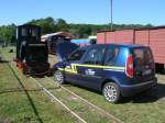 Zum Bahnhofsfest,am 04.und 05.Juni 2011,in Putbus,kam auch diese kleine Feldbahndiesellok zum Einsatz.Bevor das Bahnhofsfest begann brauchte die Lok,am 04.Juni 2011,erst einmal eine Starthilfe.