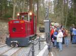 Die Bad Schwalbacher Kurbahn fhrt an jedem Sonn- und Feiertag von April bis Oktober auf der Bahnstrecke der ehemaligen Moorbahn im Kurpark von Bad Schwalbach. Die Strecke mit einer Spurweite von 600 mm fhrt von der Entladestelle oberhalb des Moorbadehauses ber 1,6 km bis zur Moorgrube 10. Im Personenverkehr werden 1,3 km Strecke befahren: Anfangspunkt ist die Station „Moorbadehaus“ (Bild), die am tiefsten Punkt der Strecke liegt. Endstation ist die Station „Moorgruben“ an der Moorgrube 7. Die beiden Stationen mit Umsetzgleisen wurden fr den Personenbetrieb neu geschaffen. Die auf dieser Aufnahme vom 17.04.2006 zu sehende Lok mit der Betriebsnummer 2 (SCHMA Baujahr 1988) hatte ursprnglich eine Spurweite von 900 mm und war auf der franzsischen Seite der Kanaltunnelbaustelle im Einsatz. Die Lok wurde Ende 2002 vom Bad Schwalbacher Kurbahn-Verein angekauft und bei SCHMA auf 600 mm Spurweite umgespurt.