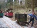 Bei der Bad Schwalbacher Kurbahn werden manchmal auch Wagen von Hand rangiert und verschoben, wie auf dieser Aufnahme vom 17.04.2006 an der Station Moorbadehaus.