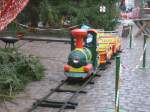 Fr die Kinder fhrt auf dem Stralsunder Weihnachtsmarkt diese Bahn.Aufnahme vom 02.Dezember 2012.