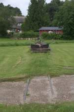 Dies ist wohl die krzeste Feldbahn der Insel Rgen, nur 2 Loren knnen per Muskelkraft ins Wasser geschoben werden und dienen somit als Slippanlage.
Der Bewuchs zeugt von der schon lngeren Nichtnutzung. Moritzdorf, Insel Rgen .
01.07.2013 11:04 Uhr