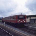 Das waren noch Zeiten, als die Kleinbahn nach Bad Orb im Bahnhof Wächtersbach den Anschluss an die Hauptbahn bediente. Steuerwagen voraus fuhr der Zug am 18.7.1987 nachmittags in Wächtersbach ab. 