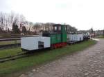 Auf Grund von Gleiserneuerung kommt die Putbuser Feldbahn nicht in ihren Unterstand.So konnte ich die einzige Feldbahnlok mit ihren gesamten Wagenpark am 08.Dezember 2014 fotografieren.