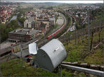 Dosto trifft auf Monorack-Bahn -    Im Vordergrund eine Einschienen-Zahnradbahn (Monorack) für steile Weinberglagen.