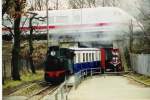 Alt trifft neu!
Das Bild stammt von der Saisonerffnung im Jahr 2001. Hier fhrt die Lok Lowa durch die kleine Brcke unter der die Groe Bahn Fhrt. oben drauf stand zu dem Zeitpunkt ein Triebkopf des ICE 2.