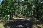 Blick über ein nicht mehr genutztes Nebengleis in Berlin Wuhlheide.